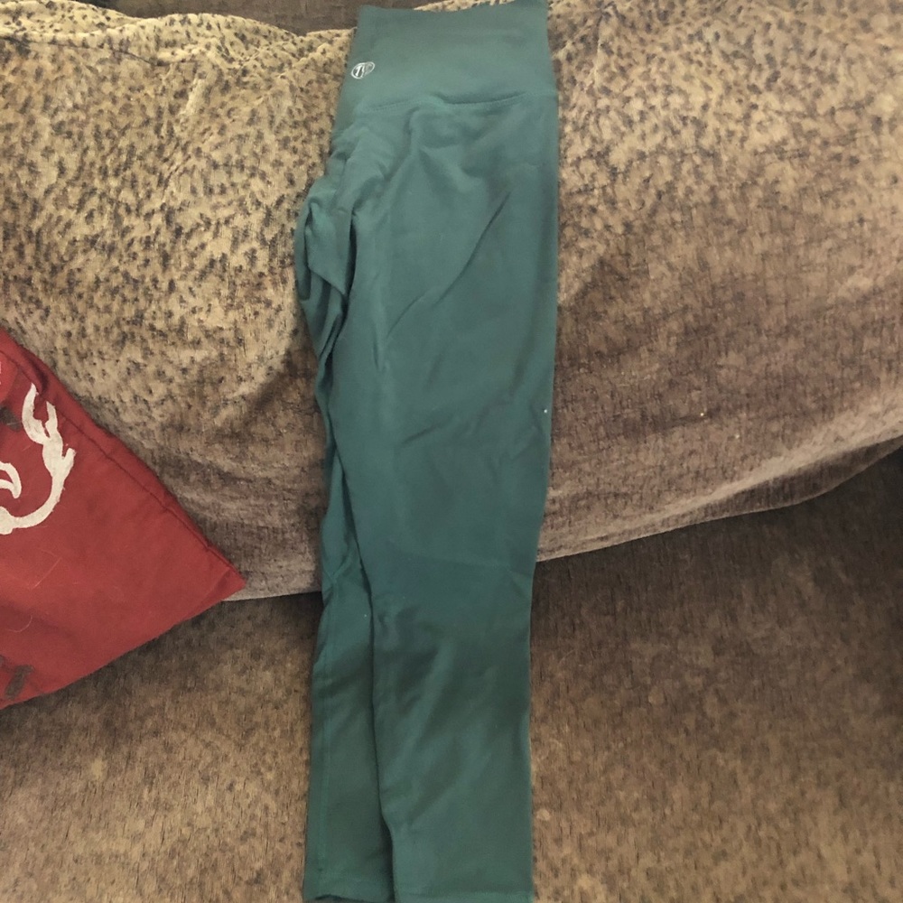 Tilyoucollpase high waisted active leggings.